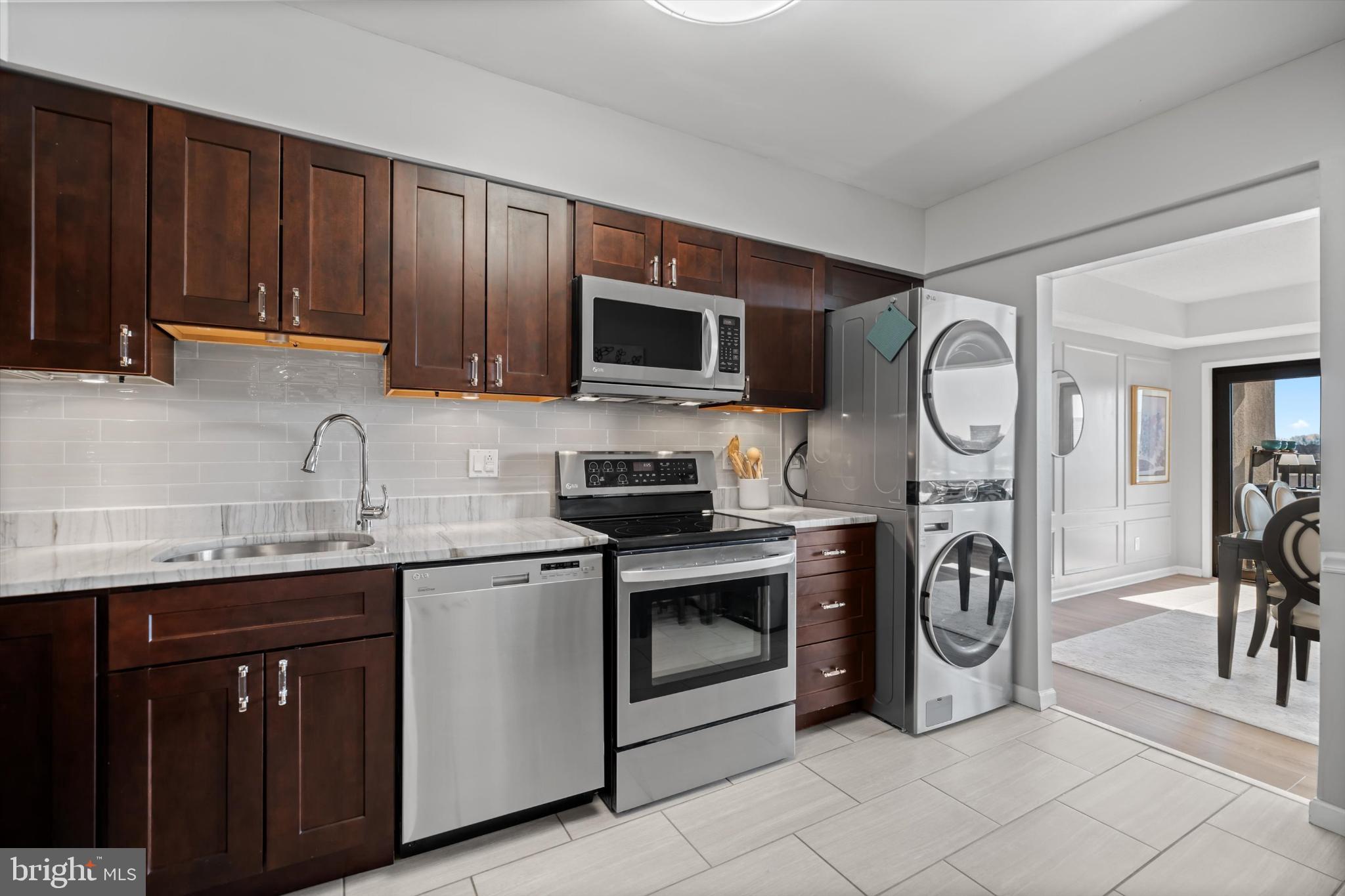 SKYLINE HOUSE - Residential