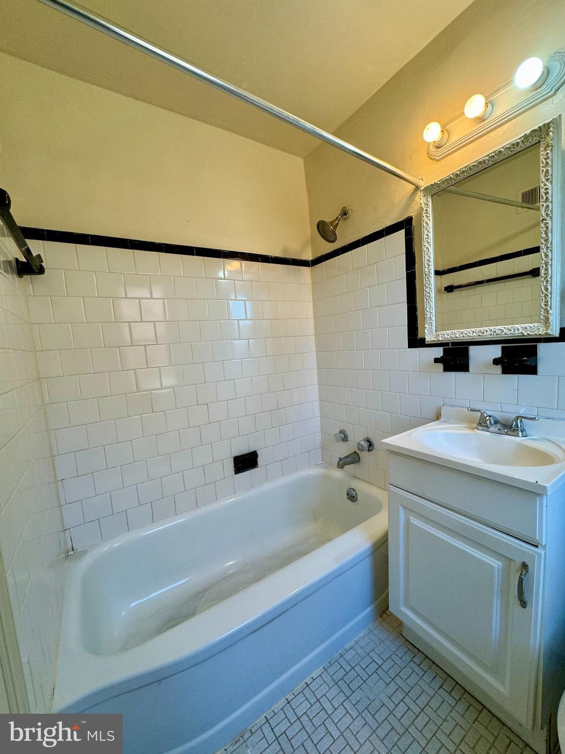 HAMILTON HILLS - Residential Lease