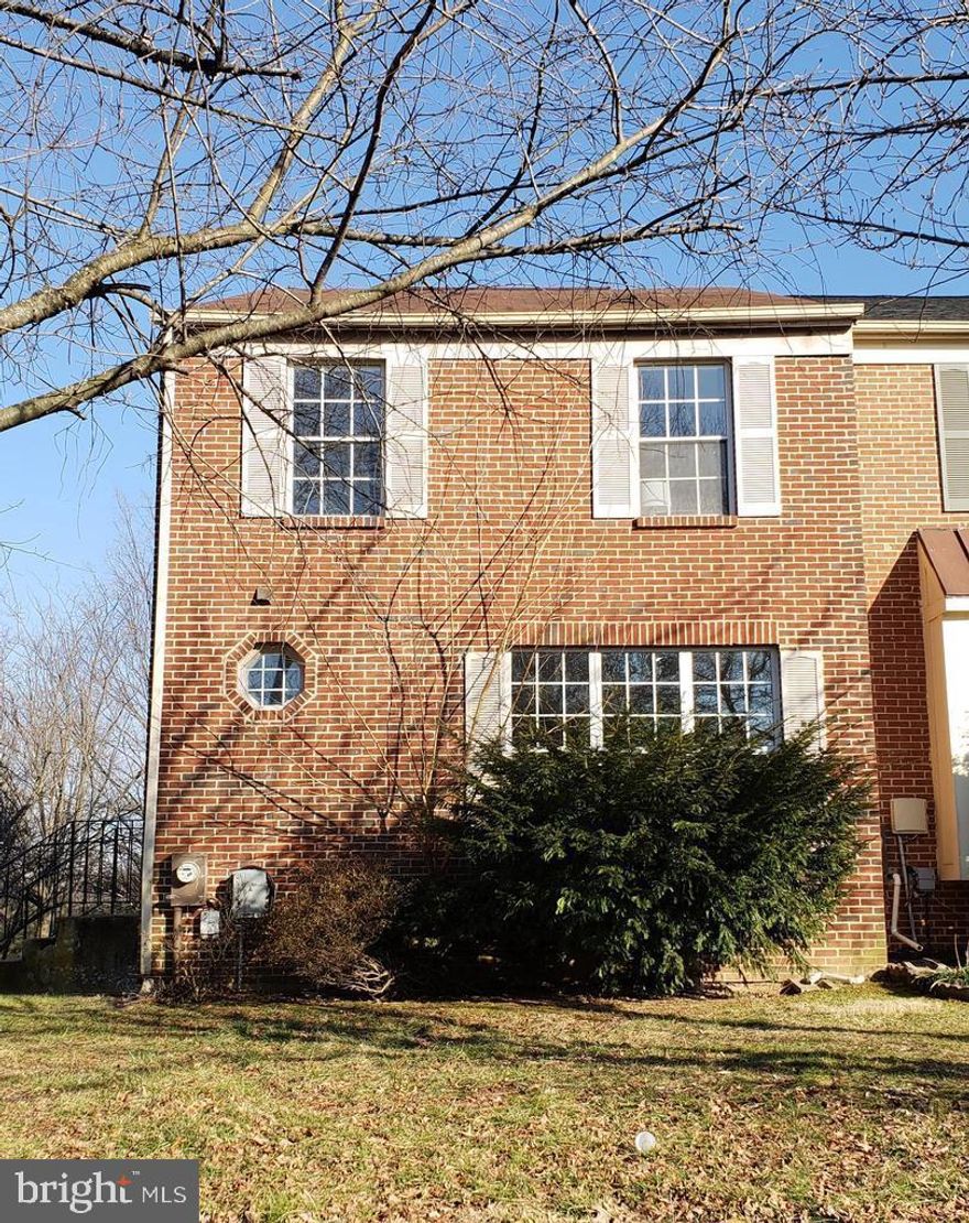 Updated End-Unit townhome in sought after Laurel neighborhood. Updated kitchen and baths. Large Eat-in kitchen with connected back deck.  Full walk-out basement that backs to walking trail and park.Community has a pool.  Close to schools and New Laurel Town Centre with movie theater, restaurants and shops.Virtual tour available here: http://www.homezonemedia.com/PropertyTour.html/TOURID/163837