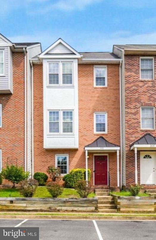 302 BARRIE PLACE