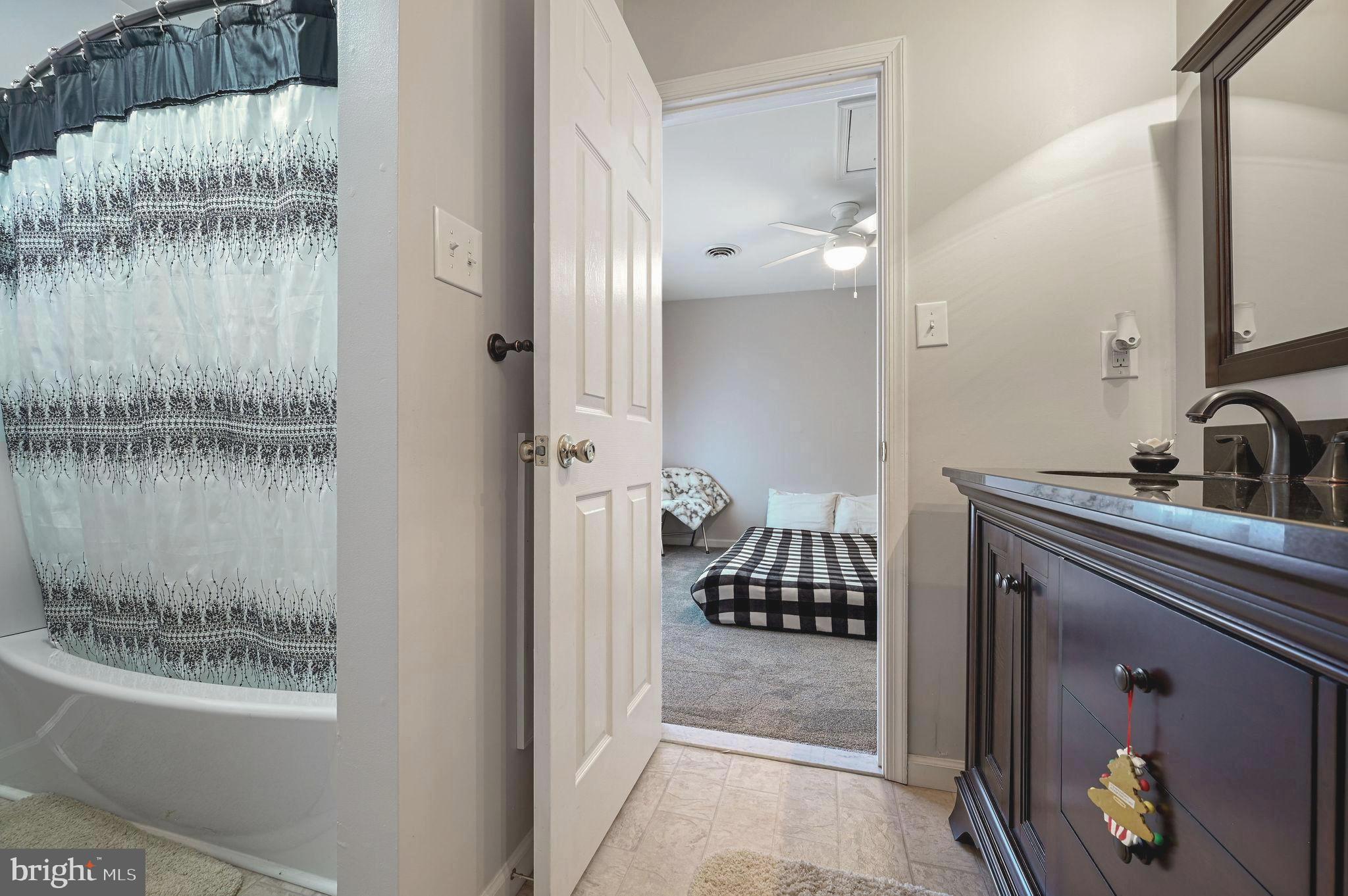 FOX HALL WEST - Residential