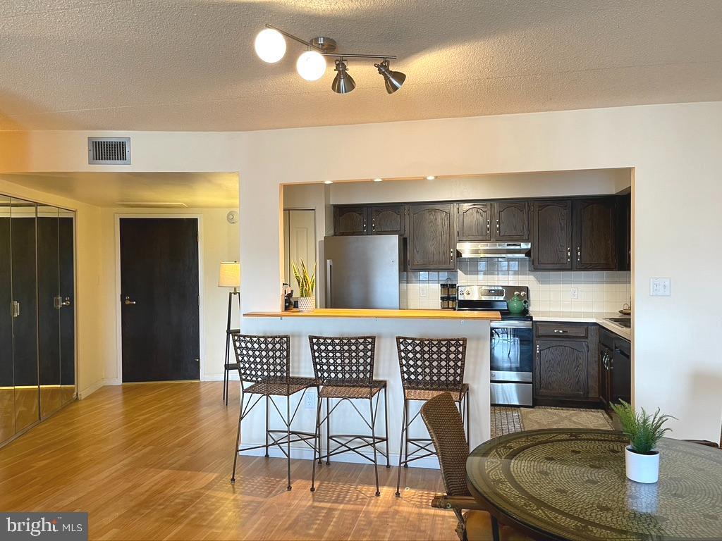 VALLEY FORGE TOWER - Residential