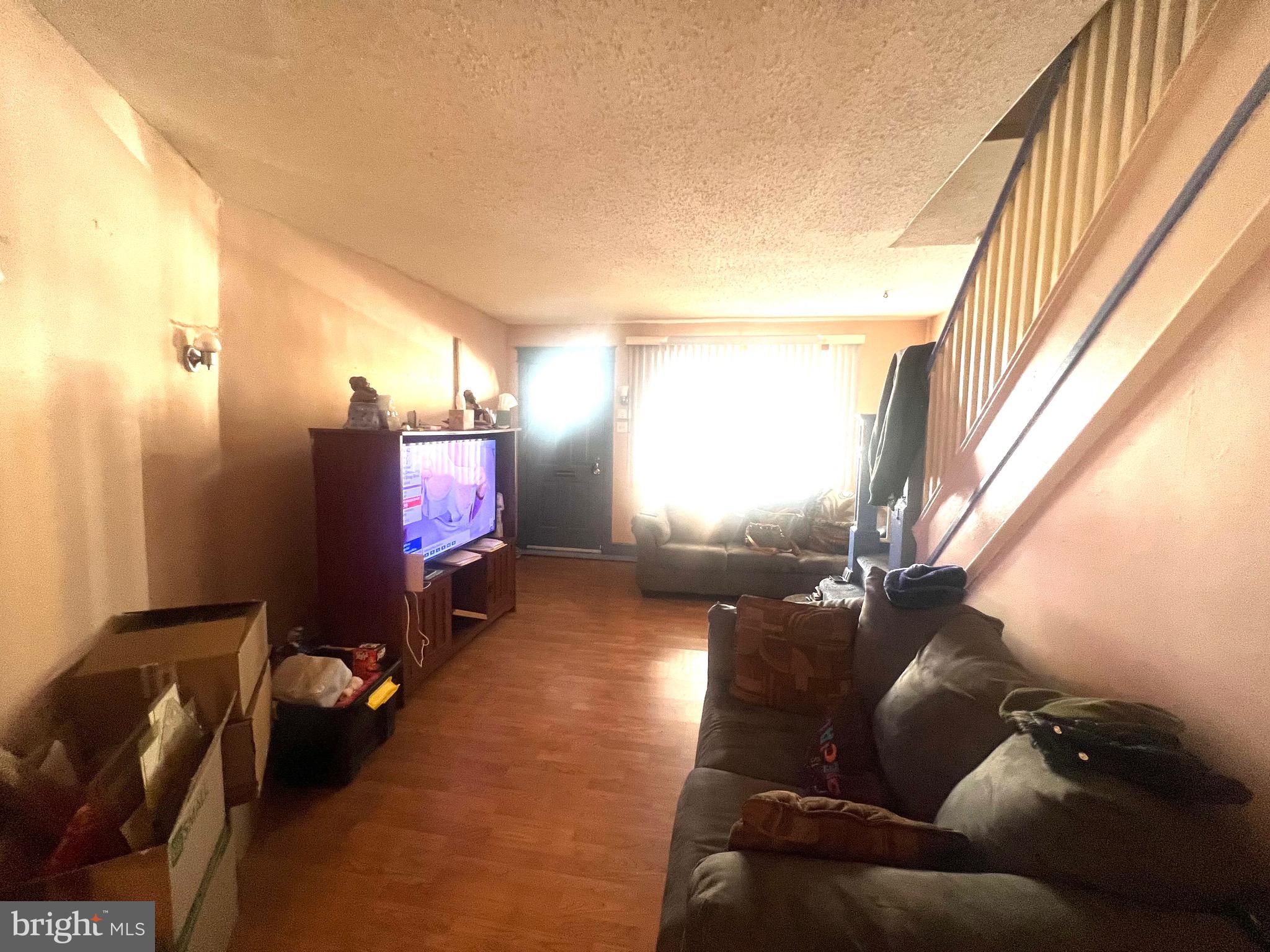 422 W ANNSBURY STREET