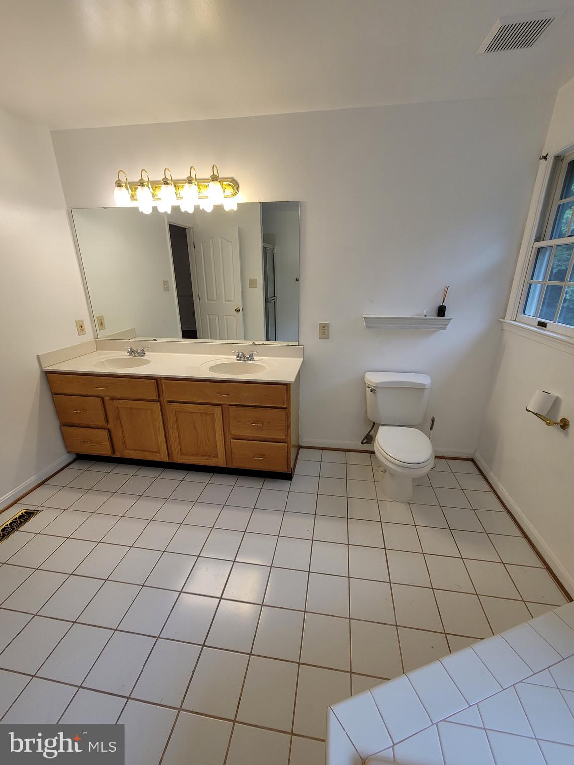 BERRY HILL MANOR - Residential Lease