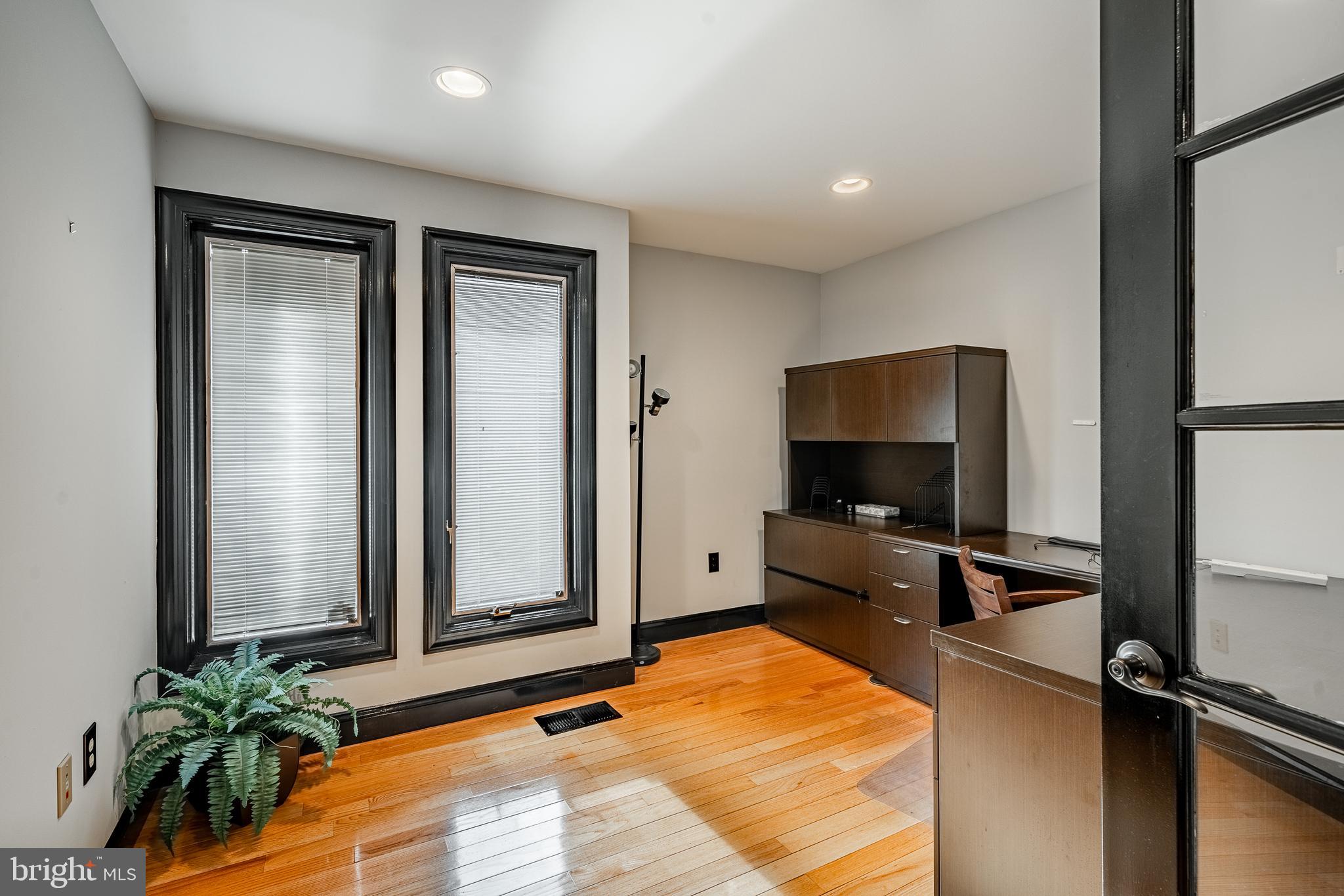 VALLEY FORGE COMMONS - Commercial Sale