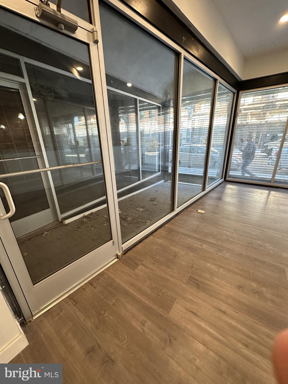 KENSINGTON - Commercial Lease