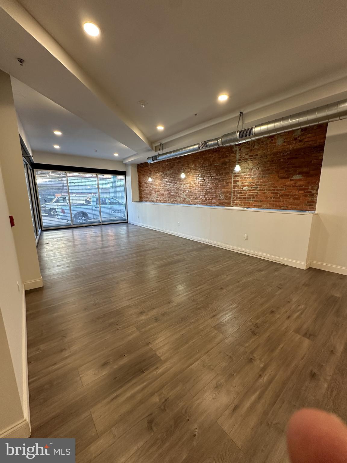 KENSINGTON - Commercial Lease