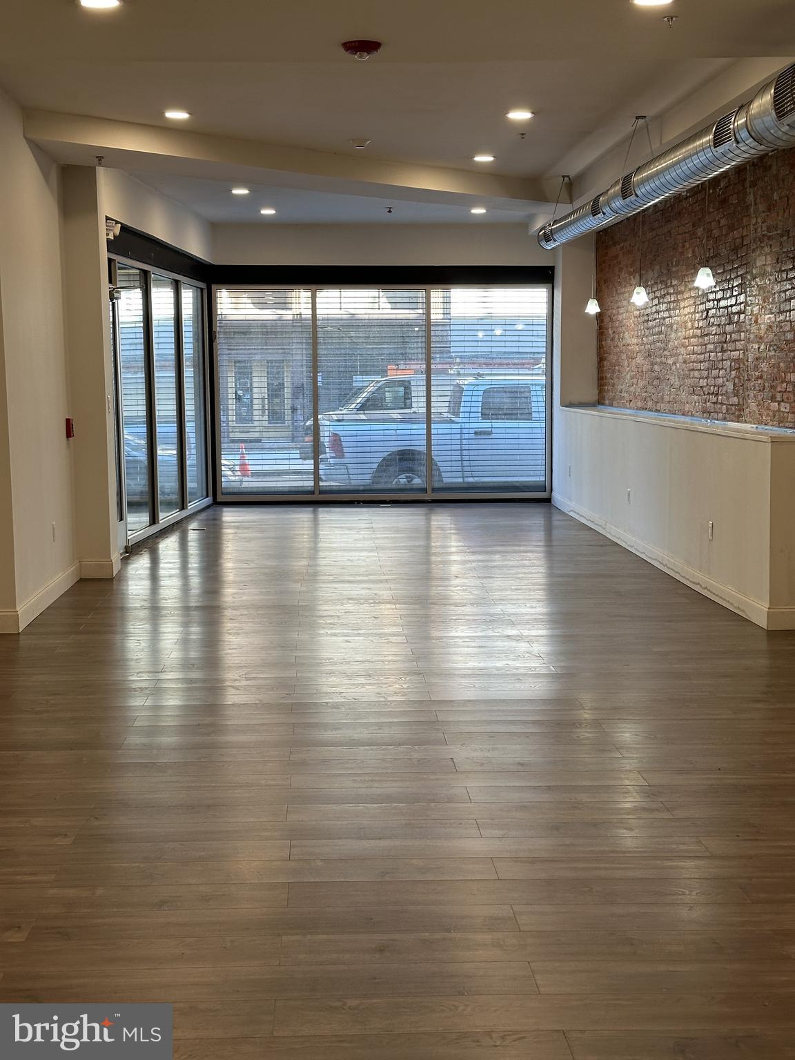 KENSINGTON - Commercial Lease