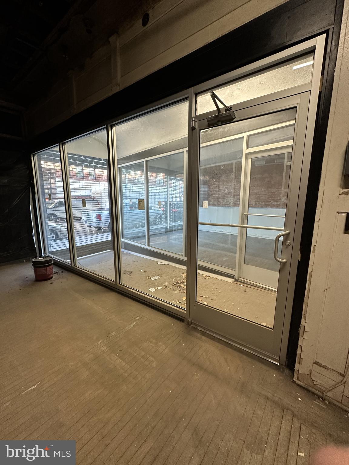 KENSINGTON - Commercial Lease