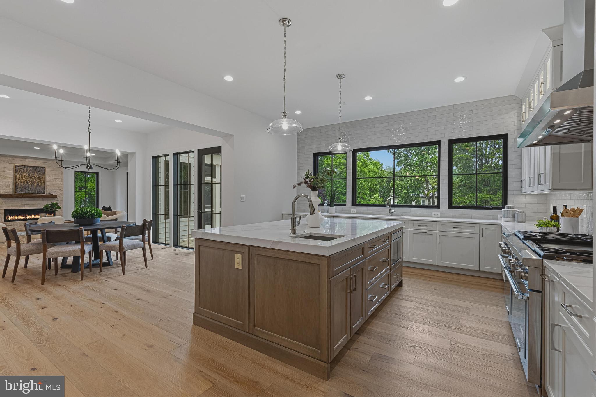 COUNTRY CLUB HILLS - Residential