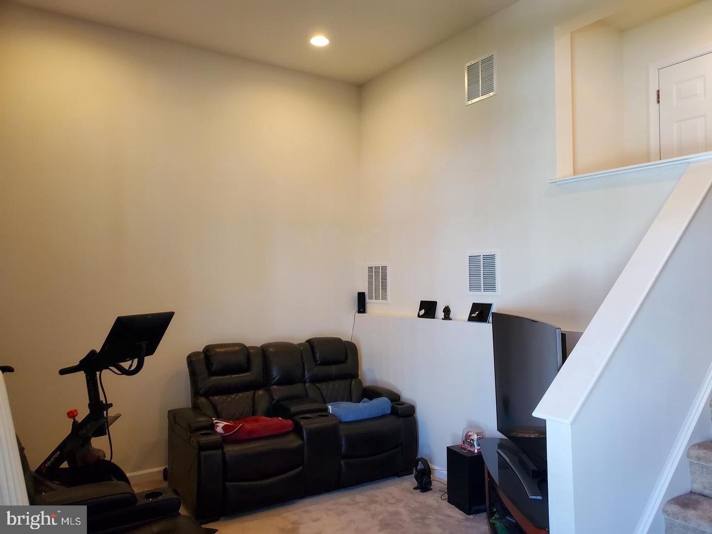 COWAN CROSSING - Residential Lease