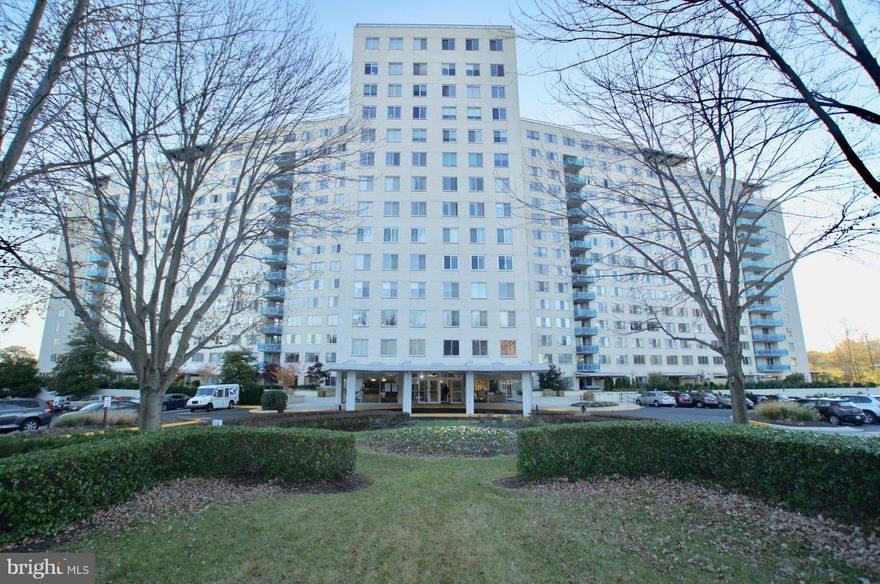 Bright and airy condo located steps from Grosvenor metro. Has highly sought after 9'6''ceilings, newly renovated kitchen including new Shaker cabinets, gleaming granite countertops and all new Kitchen Aid appliances. Striking renovated bathroom. Hardwood floors throughout just refinished. Amenity-rich building with pool, outdoor trail, tennis courts, gym and convenience store. Garage space incl.