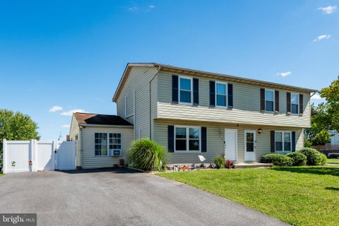 Townhouse For Sale - 21 Courier Drive<br/> Carroll County, TANEYTOWN, MD 21787