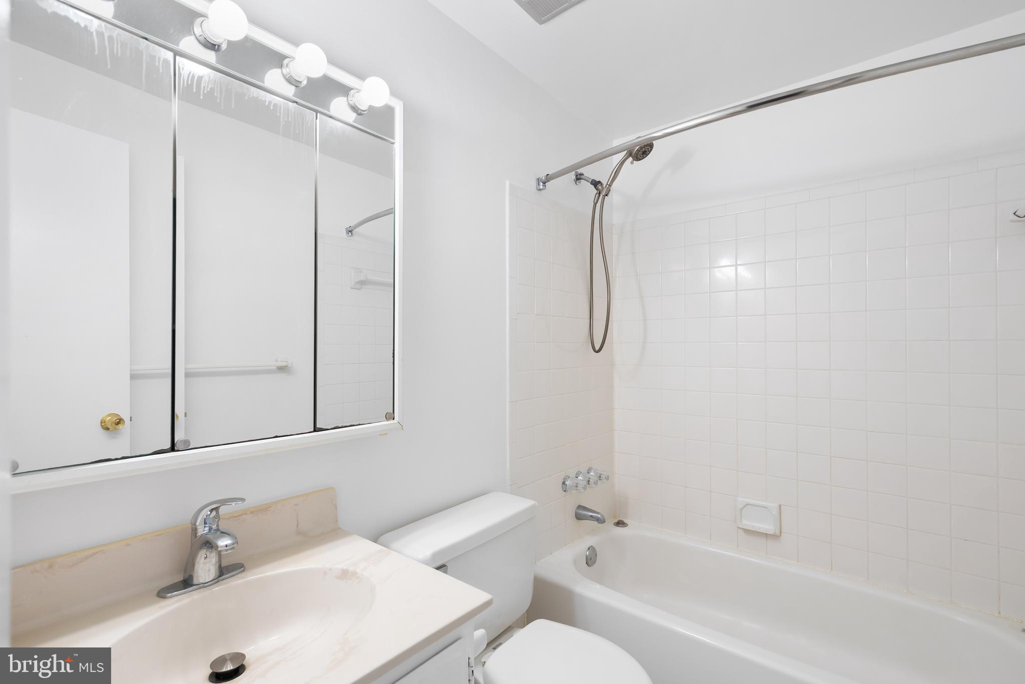 CROFTON SQUARE - Residential Lease