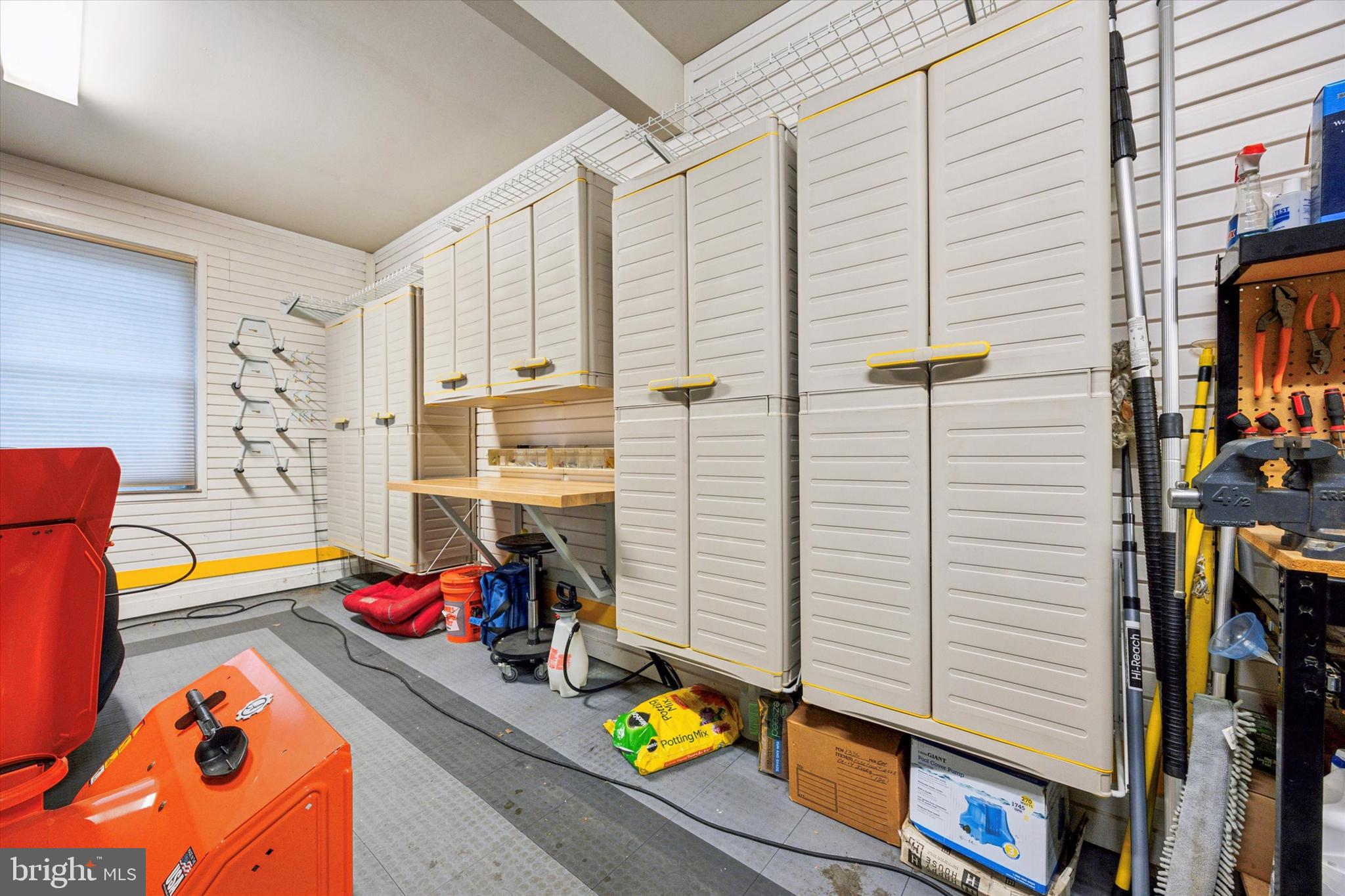 HILLCREST MDWS - Residential