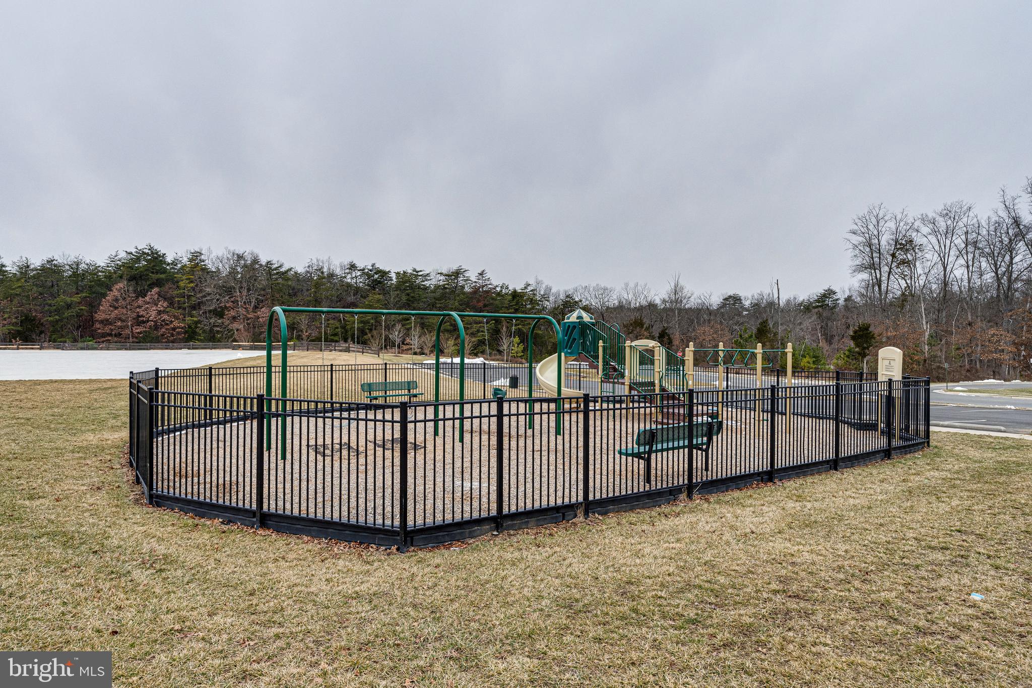 LOUDOUN CROSSING CONDOMINIUM - Residential