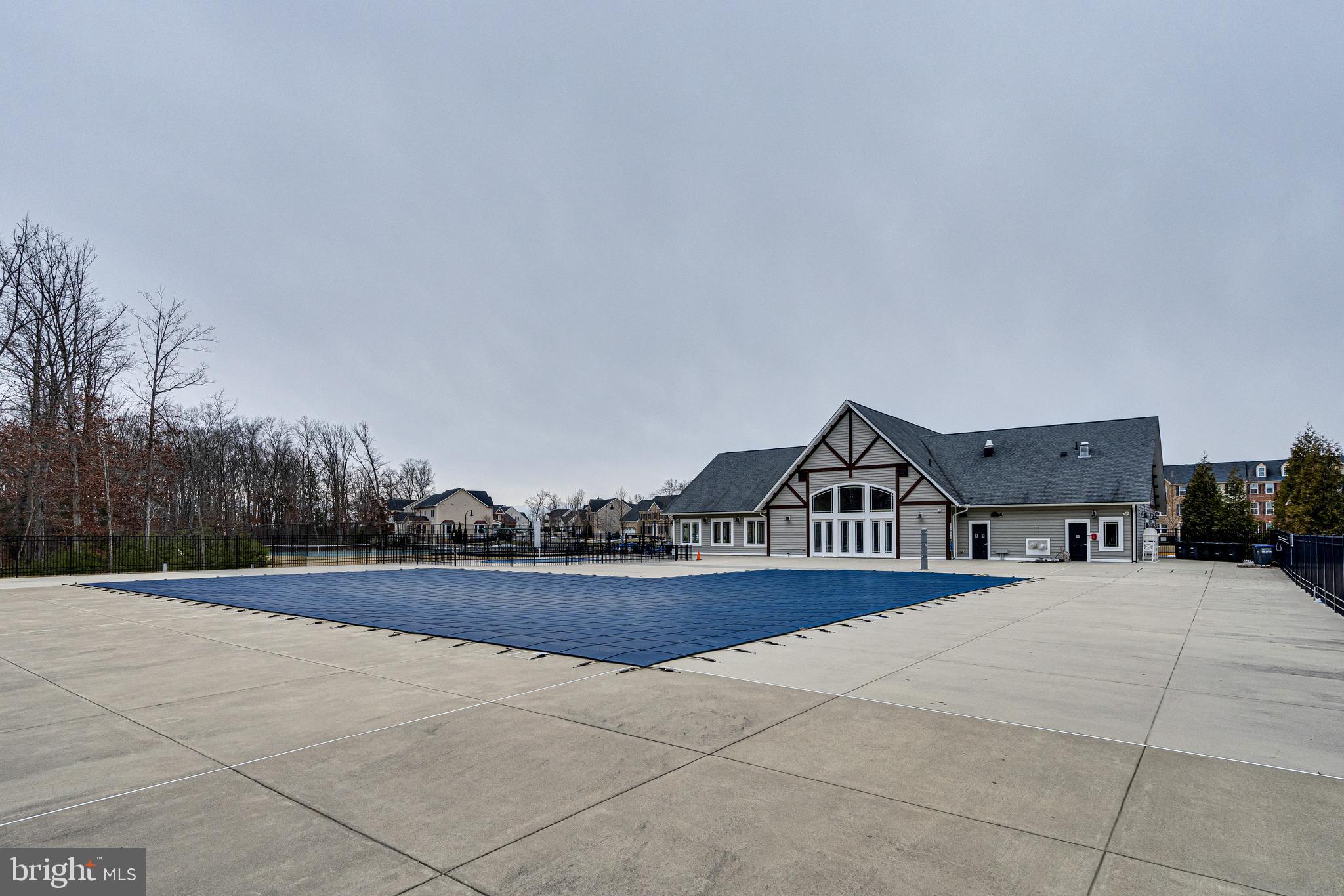 LOUDOUN CROSSING CONDOMINIUM - Residential