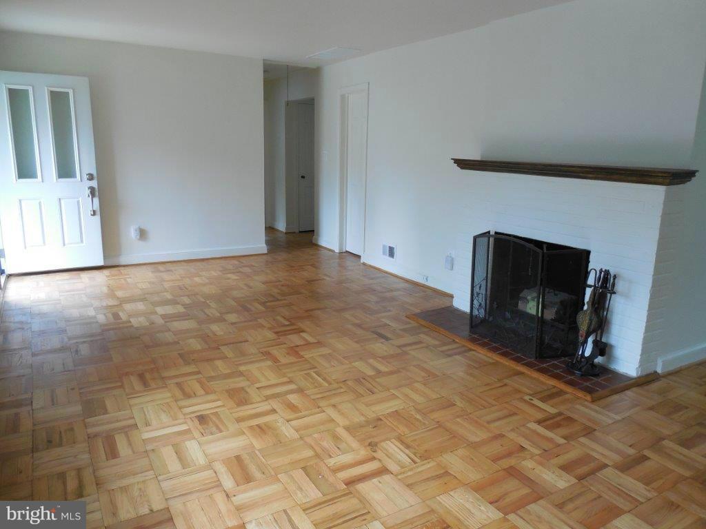 COUNTRY CLUB MANOR - Residential Lease