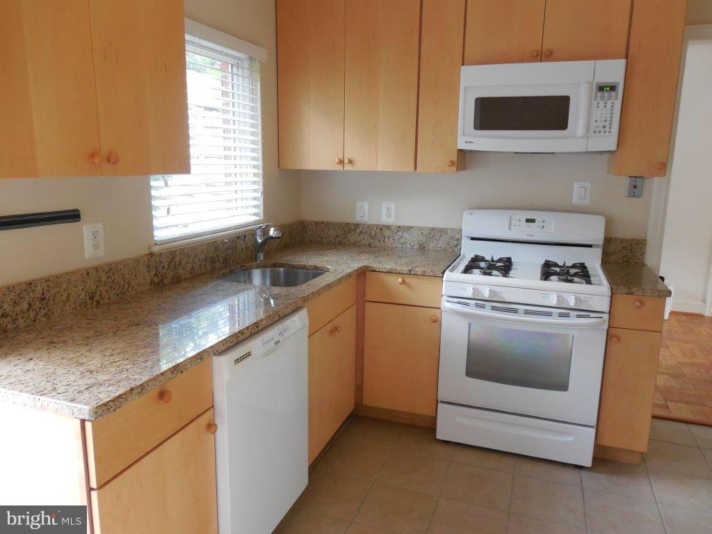 COUNTRY CLUB MANOR - Residential Lease