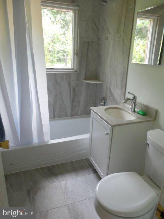 COUNTRY CLUB MANOR - Residential Lease