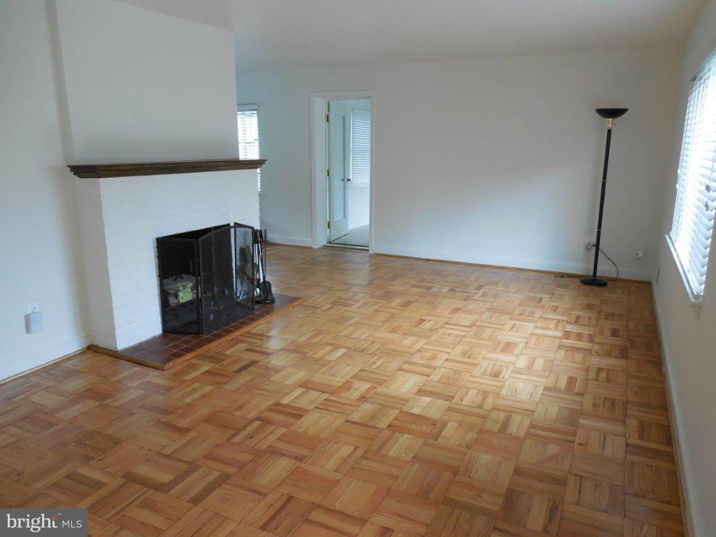 COUNTRY CLUB MANOR - Residential Lease