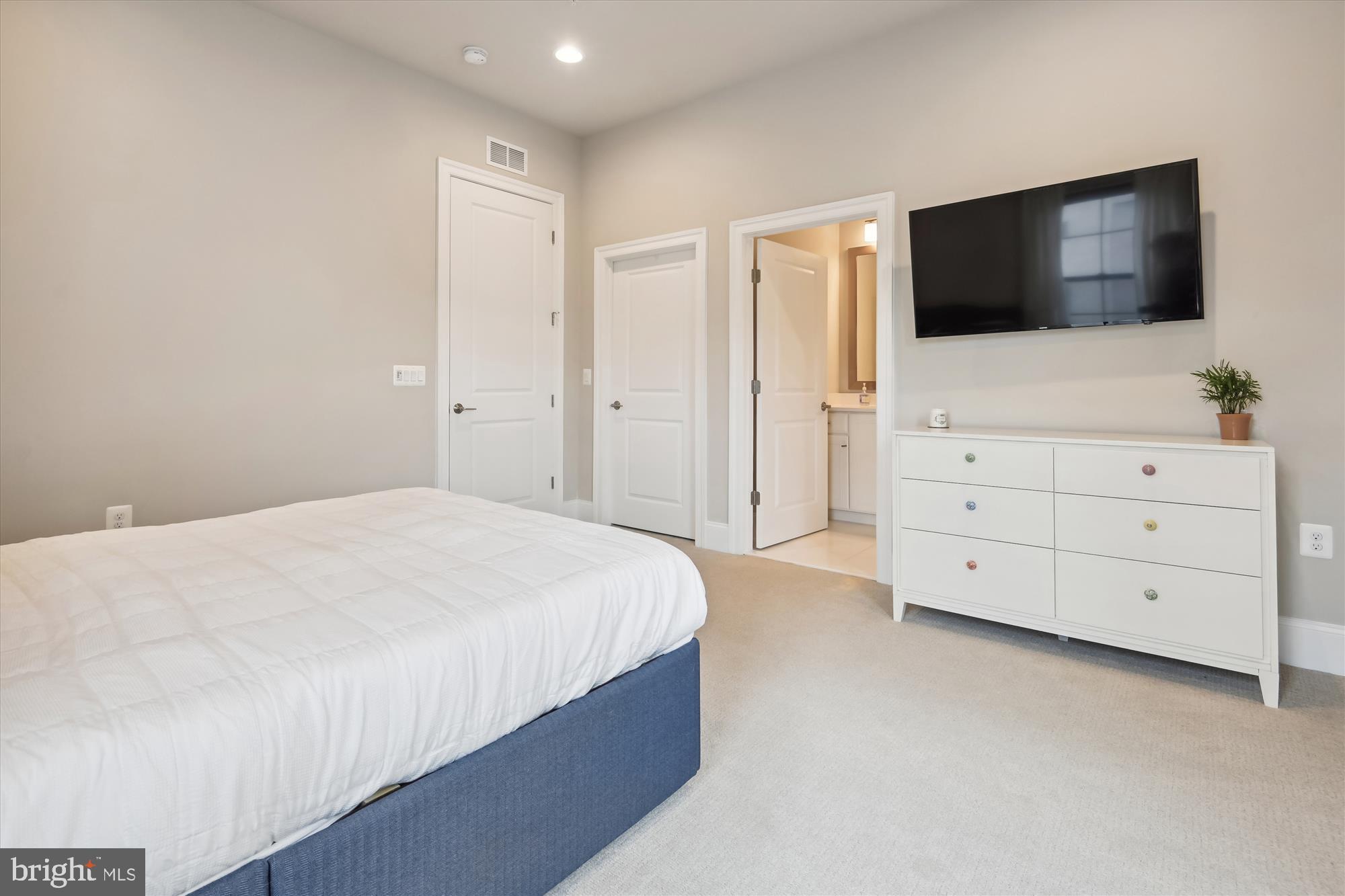 ONE LOUDOUN - Residential