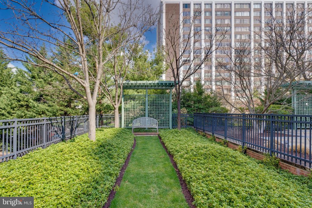 Photo of 11700 Old Georgetown Road #1314, NORTH BETHESDA, MD 20852 (MLS # MDMC2205812)
