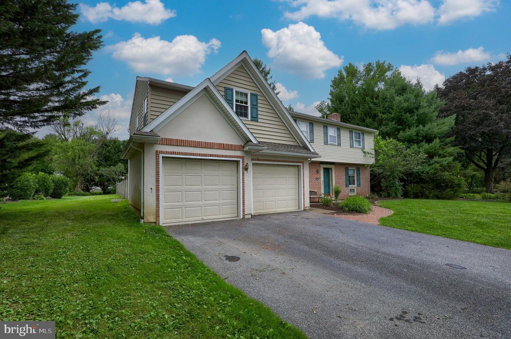 Photo of 2834 FIDDLERS GREEN RD, LANCASTER, PA 17601 (MLS # PALA2038918)