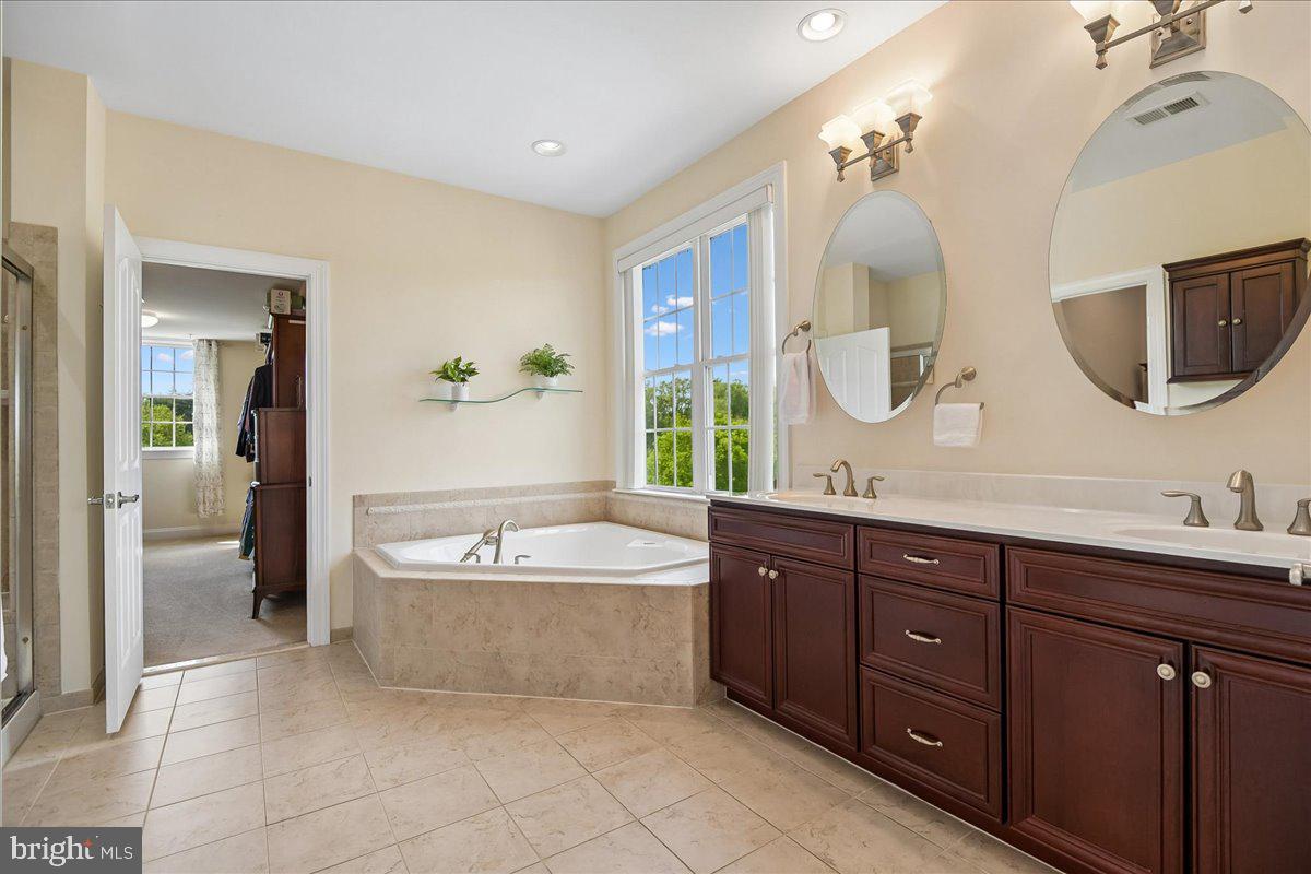 LAKESIDE FARMS - Residential