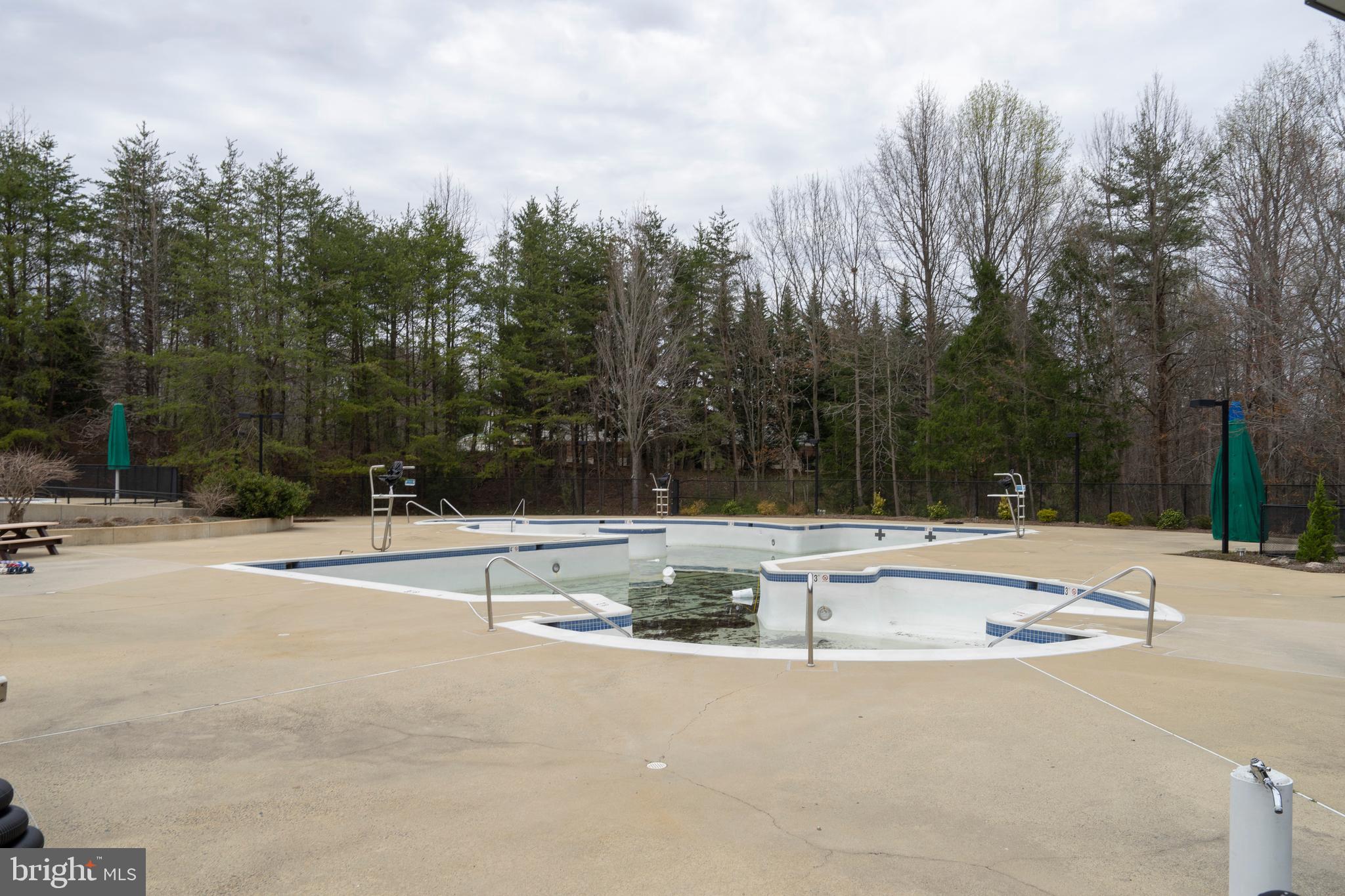 HAMPTON POINTE - Residential