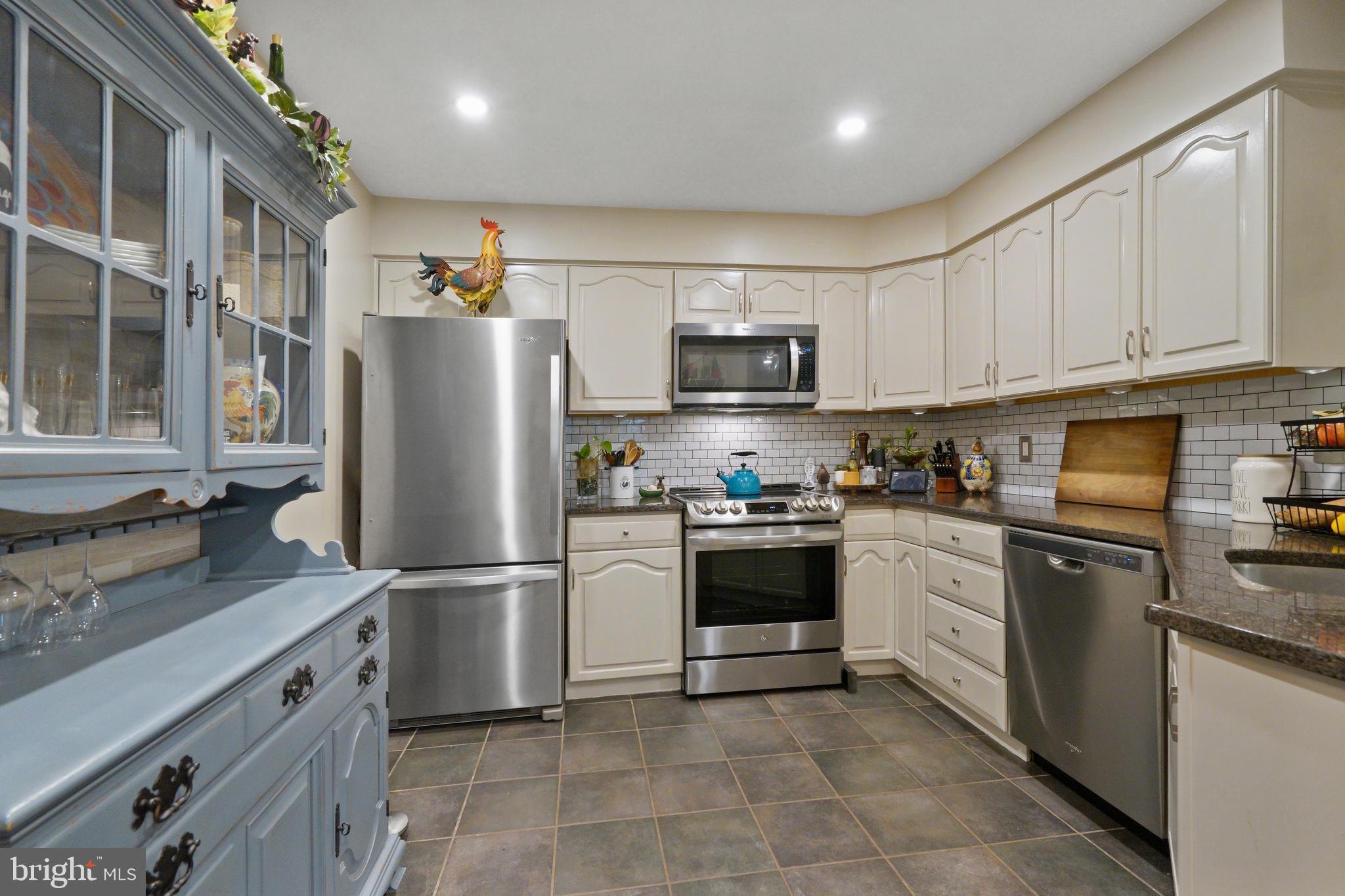 HAMPTON POINTE - Residential