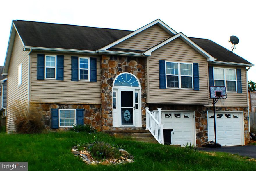 Well cared for turnkey home in great commuter area .Nice sized rooms with lots of natural light .New Laminate floors on upper level ,Fresh paint and ready for move in. Kitchen and Dining Combo ,very open floor plan leading to Living Room .Nice sized Master Bedroom with walk in closet ,Soaking tub with separate shower .Lower level finished with Family room and Rec Area ,separate laundry room/bath.