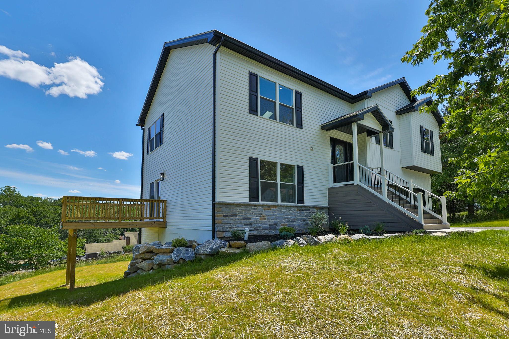 2212 SKYLINE DRIVE