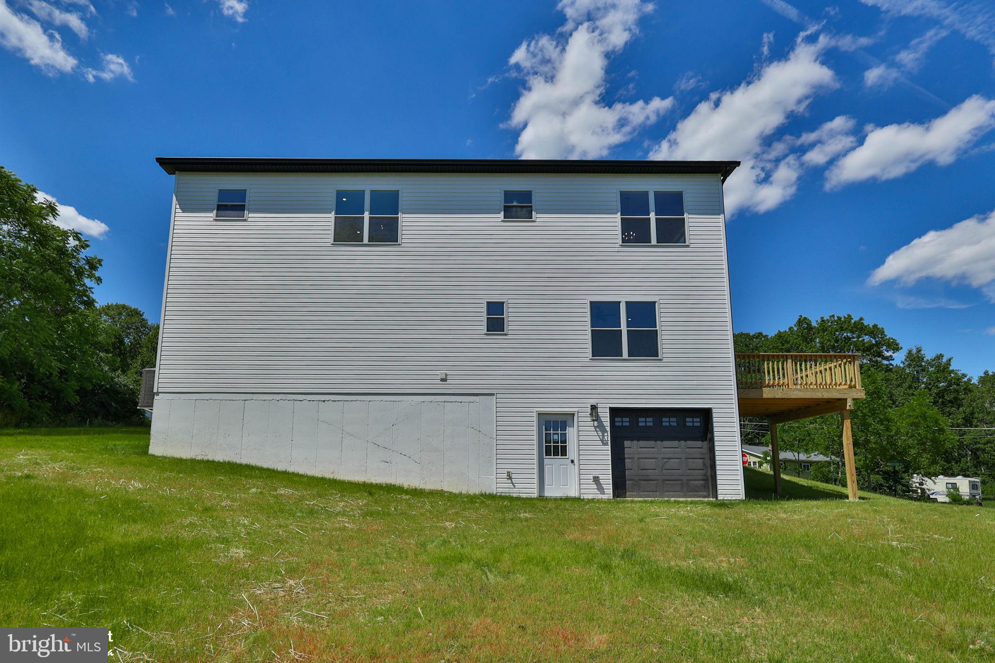 2212 SKYLINE DRIVE