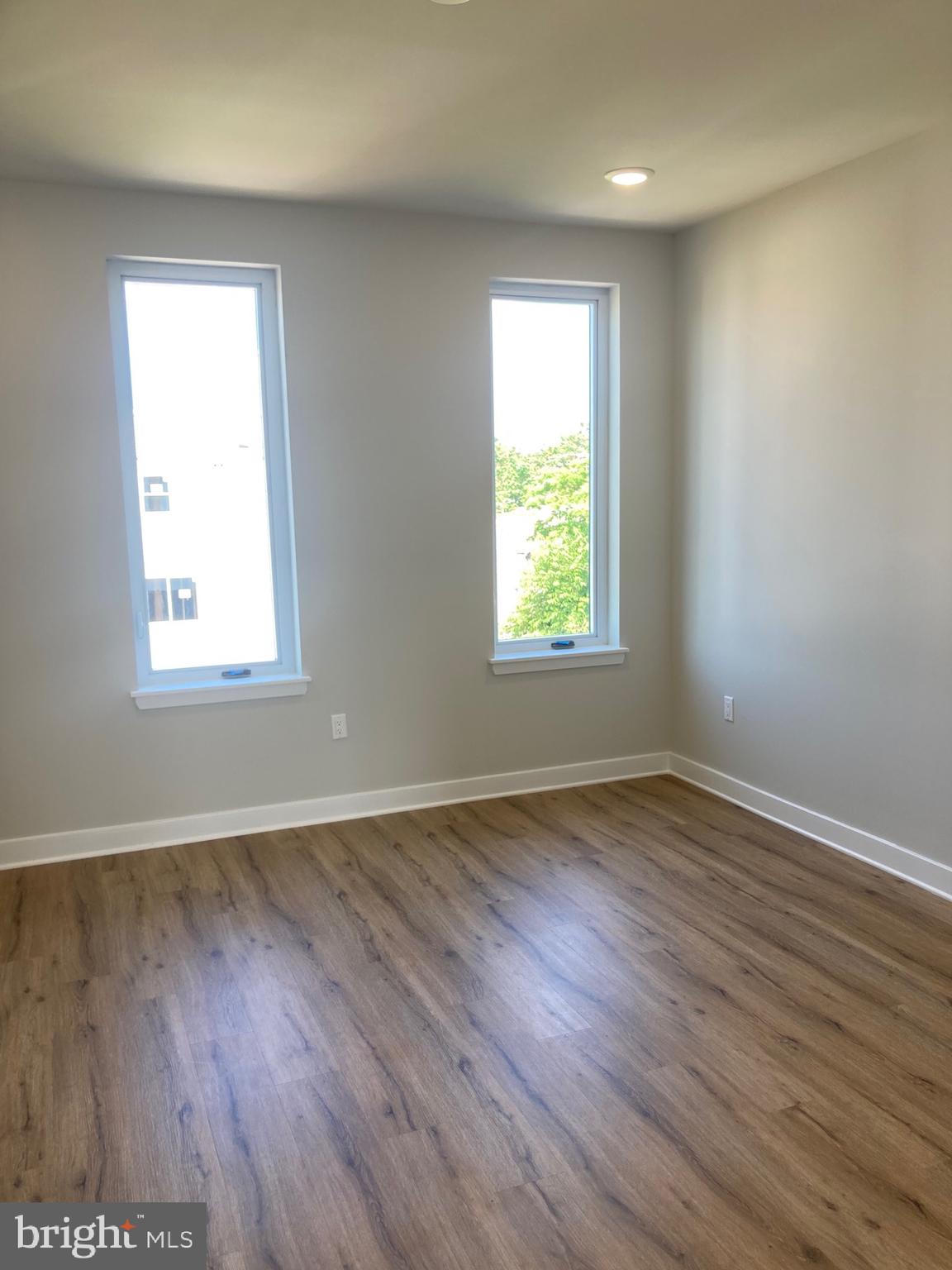 PORT RICHMOND - Residential Lease