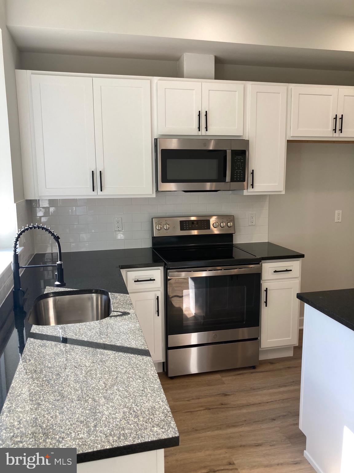 PORT RICHMOND - Residential Lease