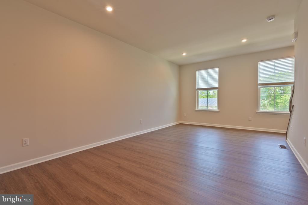 39 SIDNEY LN
