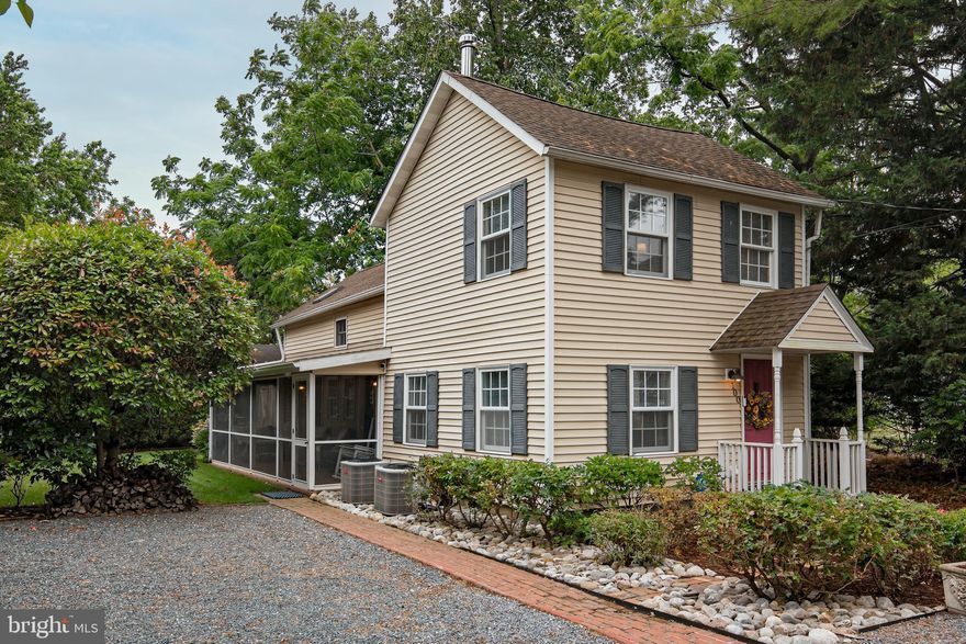 A Lovely Cottage on a Quiet St. Only 1/2 a block to Oxford Park, Library and Local Shops.
This Home has been lovingly restored to accommodate 21st Century Living. A very Private Garden and Greenery Views from every window. 2 Bedrooms and 1 and 1/2 baths make this a perfect cottage.
This Home Will Not Last...