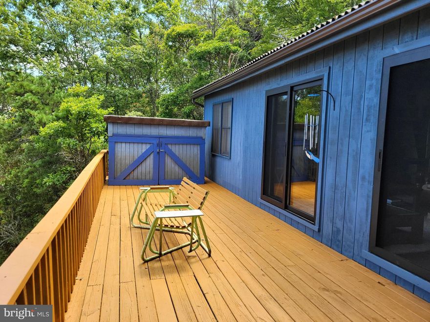 Cozy, fully furnished cabin located in Kile Knob development, Franklin area. The view from the deck of this beautiful cabin is amazing! The wood interior is very tastefully and uniquely done. Two beds and a bath on the main floor. Use the ladder to the loft for an extra comfy sleeping space or office. There's also a 9 acre common area for the property owners to use for hiking or picnicking.