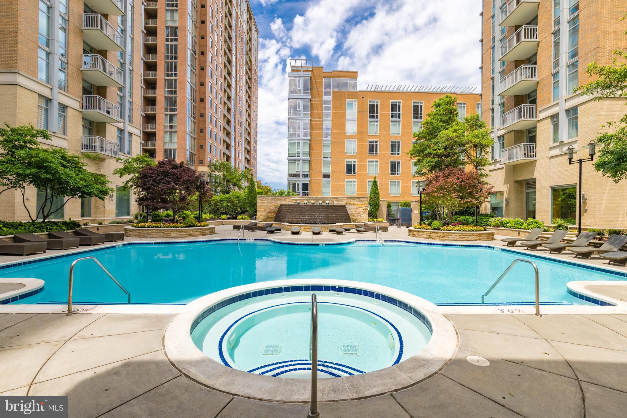 MIDTOWN AT RESTON TOWN CENTER - Residential
