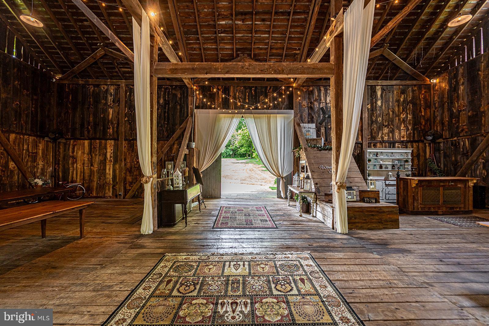 LOVETTSVILLE - Residential