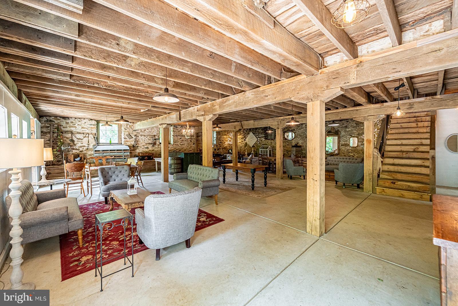 LOVETTSVILLE - Residential