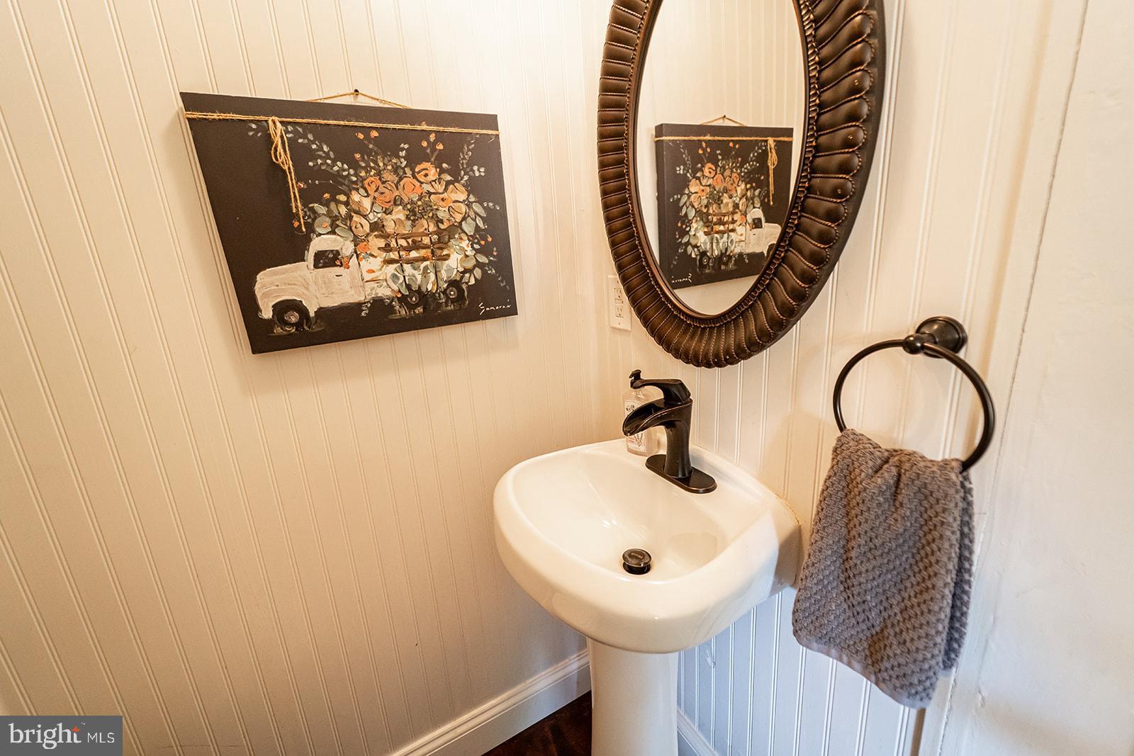 LOVETTSVILLE - Residential