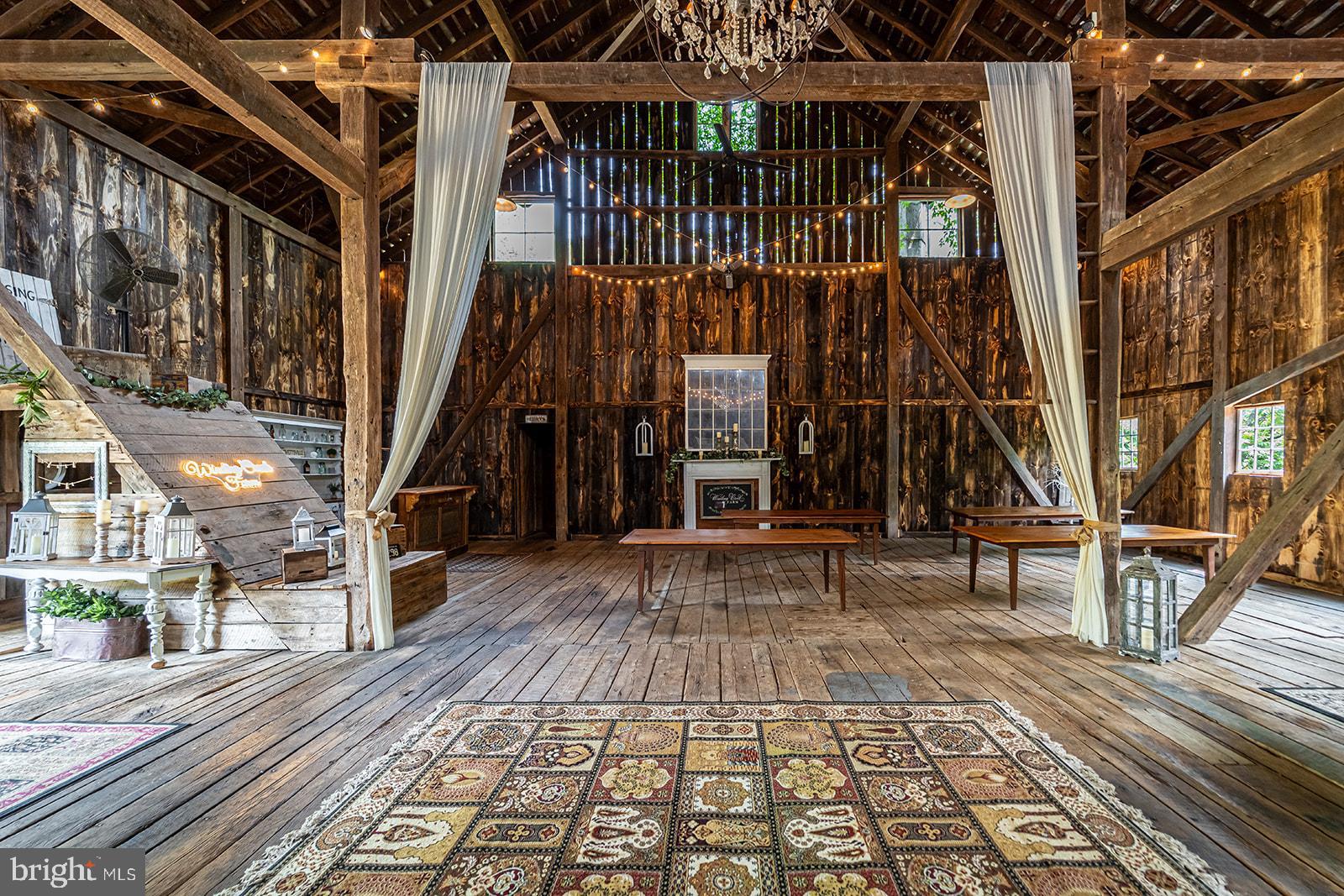 LOVETTSVILLE - Residential