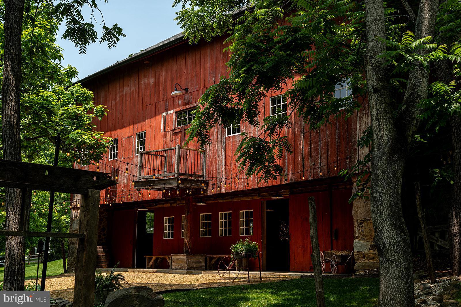 LOVETTSVILLE - Residential