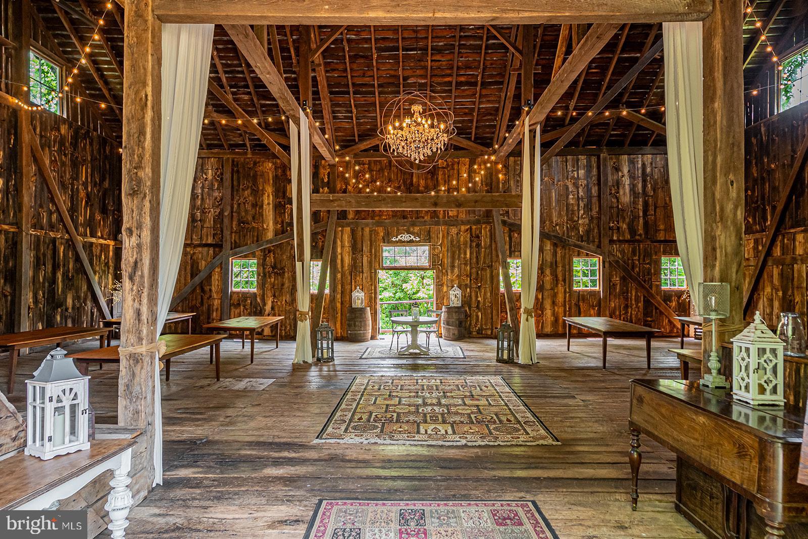 LOVETTSVILLE - Residential