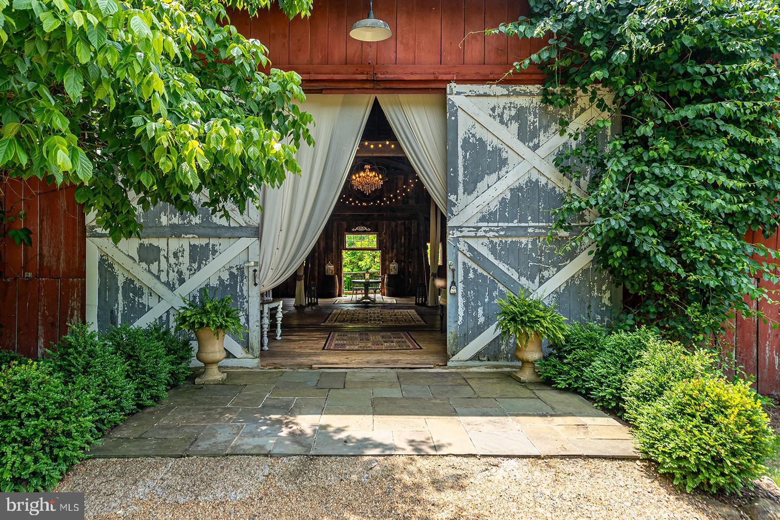 LOVETTSVILLE - Residential