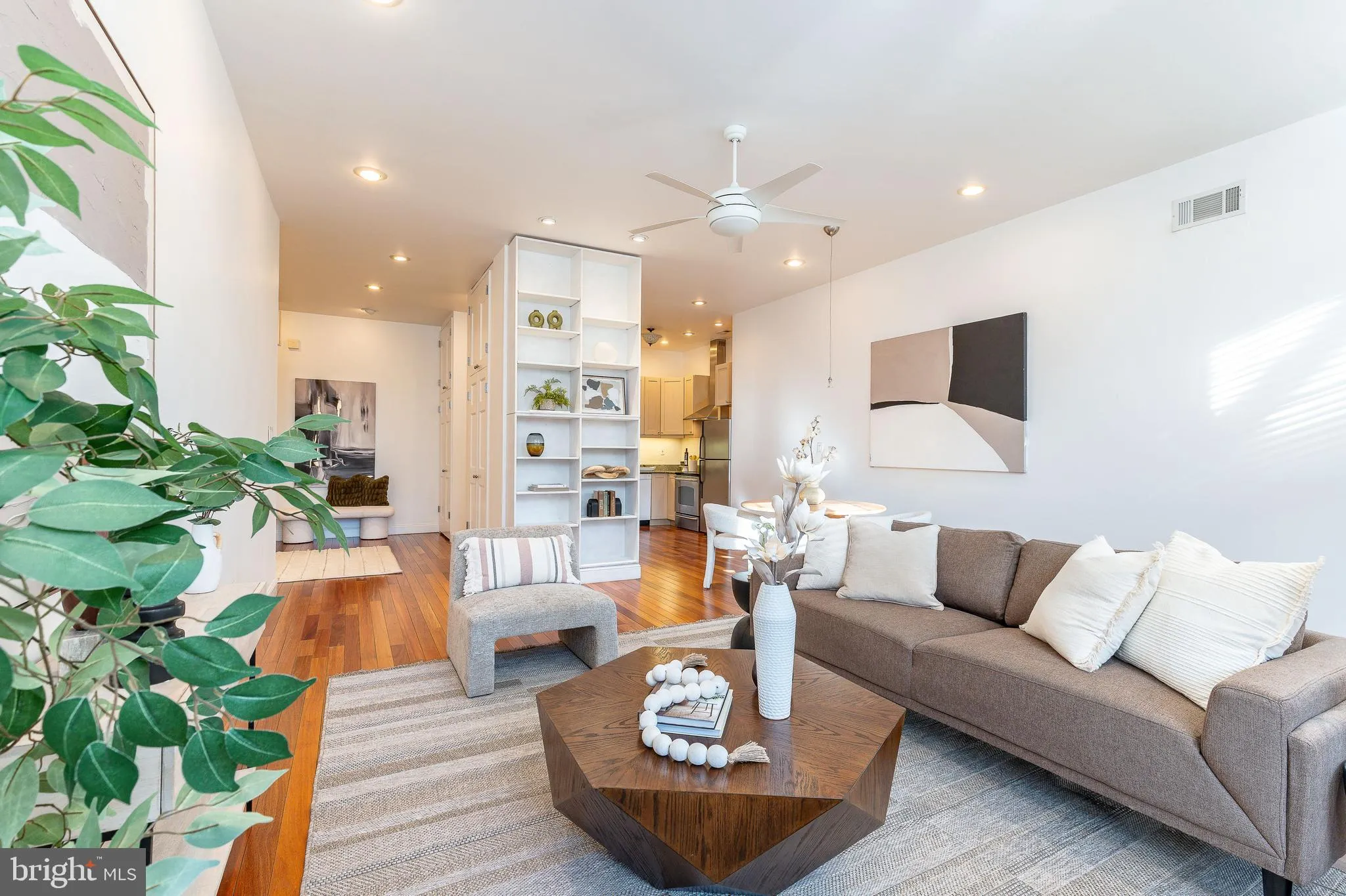 Philadelphia, Pennsylvania 19107, United States, 1 Bedroom Bedrooms, ,1 BathroomBathrooms,Residential,Contingent,251613