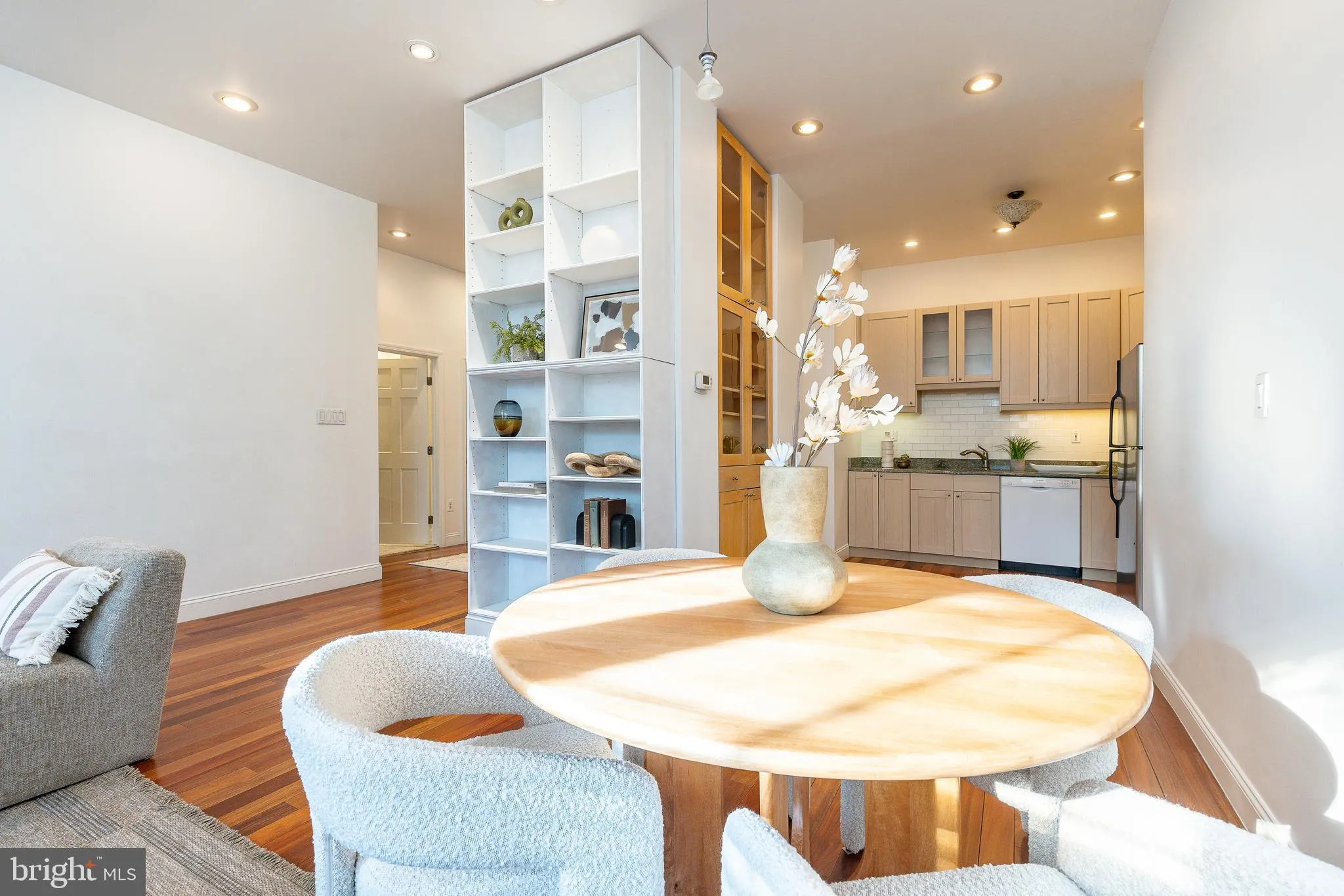 Philadelphia, Pennsylvania 19107, United States, 1 Bedroom Bedrooms, ,1 BathroomBathrooms,Residential,Contingent,251613