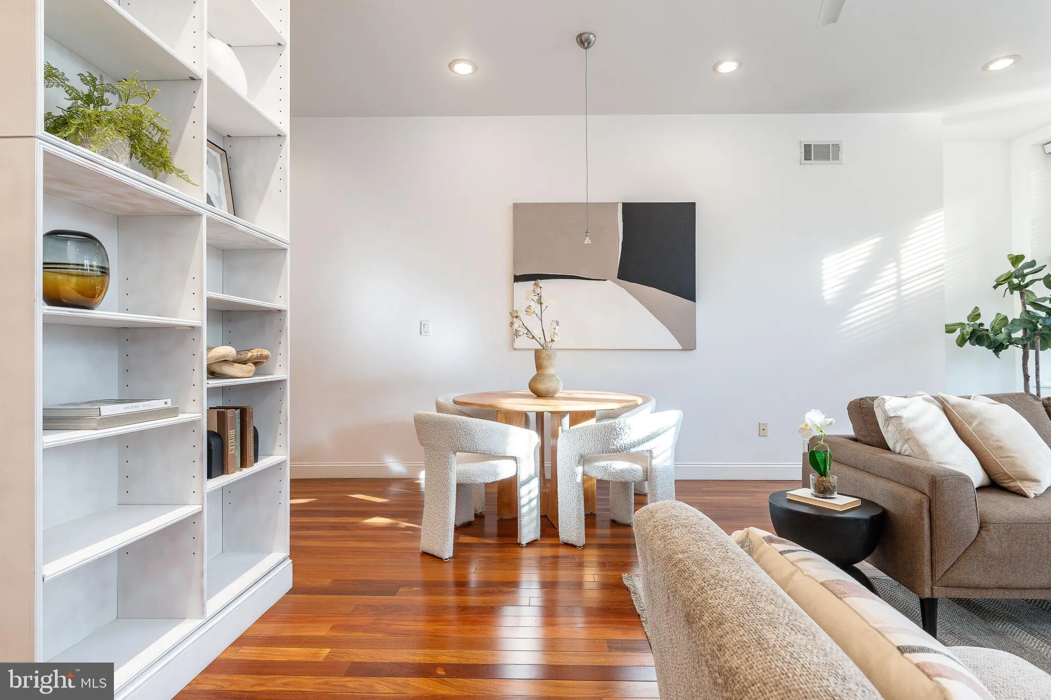 Philadelphia, Pennsylvania 19107, United States, 1 Bedroom Bedrooms, ,1 BathroomBathrooms,Residential,Contingent,251613